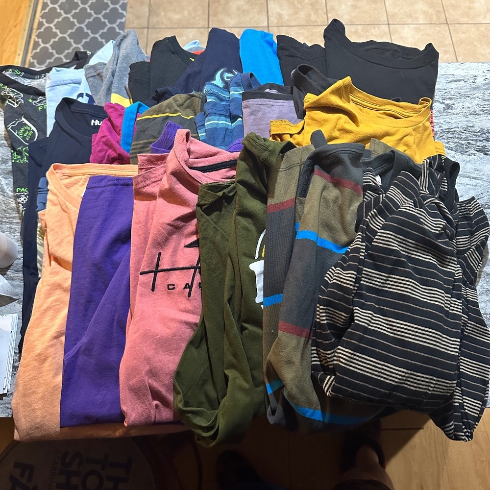 19 Lot of T-Shirts Size L-XL from Hollister, Levis, Volcom, Hurley and many more